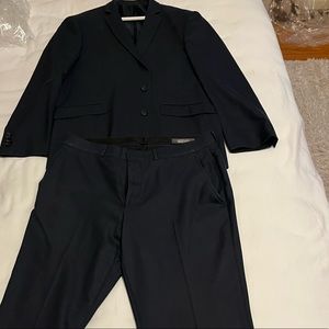 Kenneth Cole Mens 2 Piece Navy Suit. Jacket size 42R. Pant size 34W 32L.